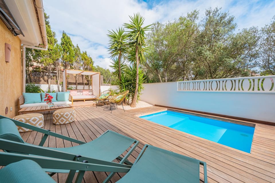 Property building, Balcony/Terrace, Living room, Swimming pool
