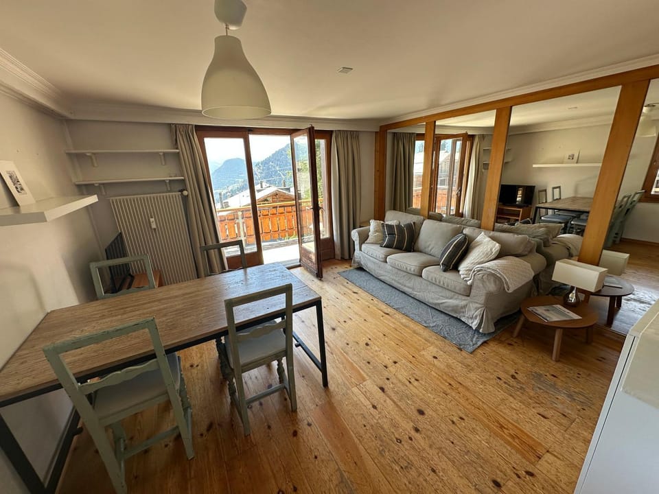 Photo of the whole room, Seating area, Dining area, Mountain view
