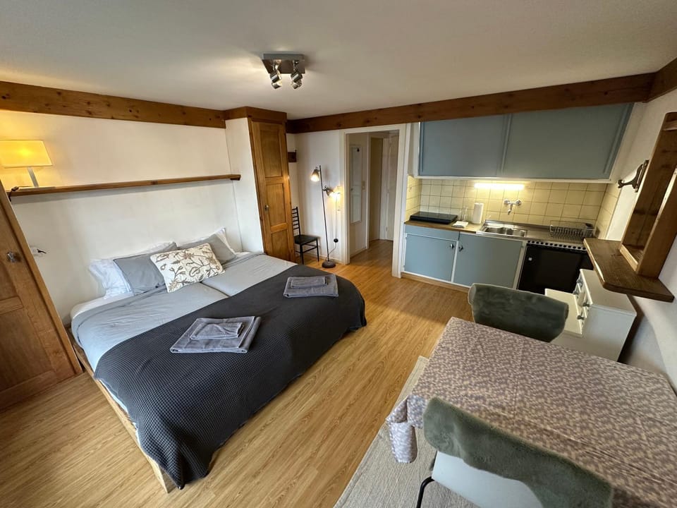 Bed, Photo of the whole room, Seating area, Bedroom