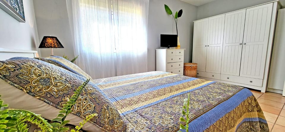 Bed, TV and multimedia, Photo of the whole room, Bedroom, wardrobe