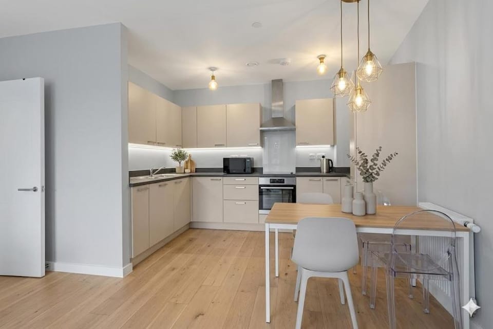 Modern 2BR-2BA Apartment Next to Wembley Stadium Apartment in Wembley