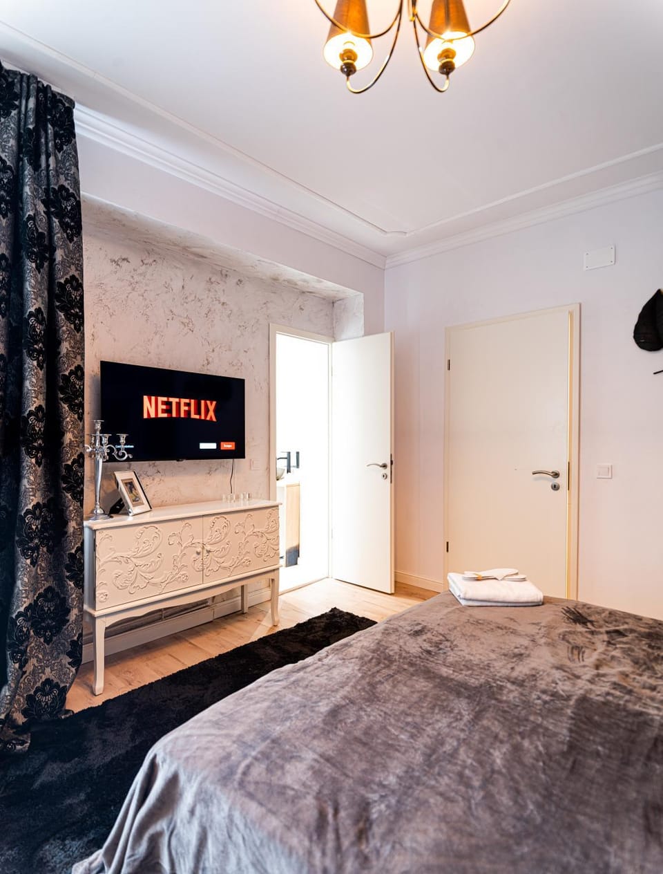 Bed, Photo of the whole room, Bedroom