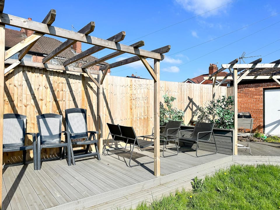 5BR Manchester Home Jacuzzi, Garden & Parking House in Manchester
