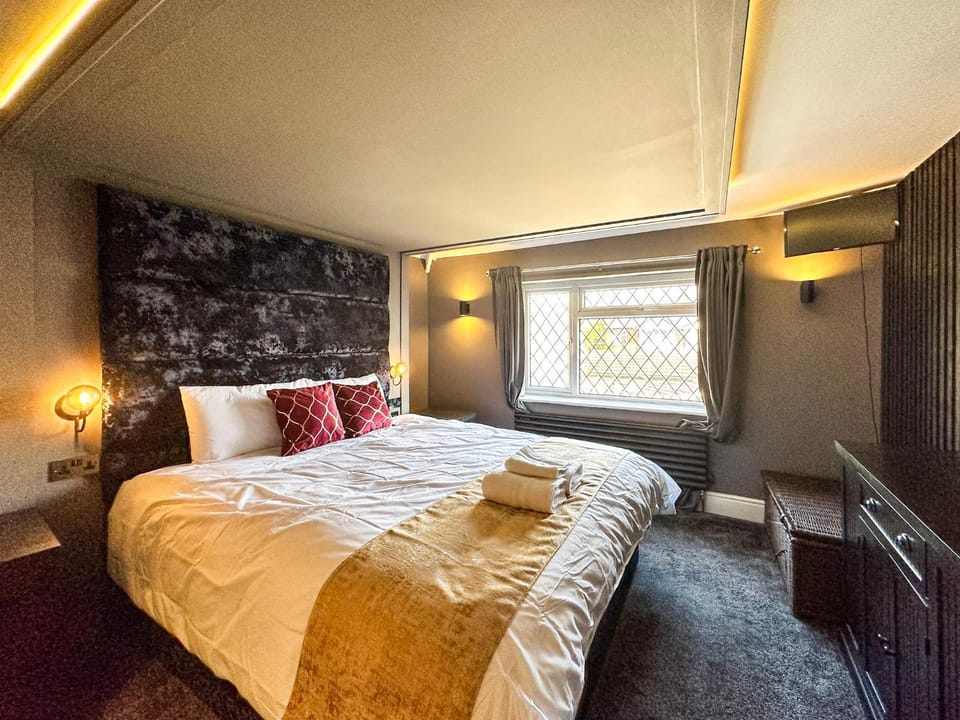 5BR Manchester Home Jacuzzi, Garden & Parking House in Manchester