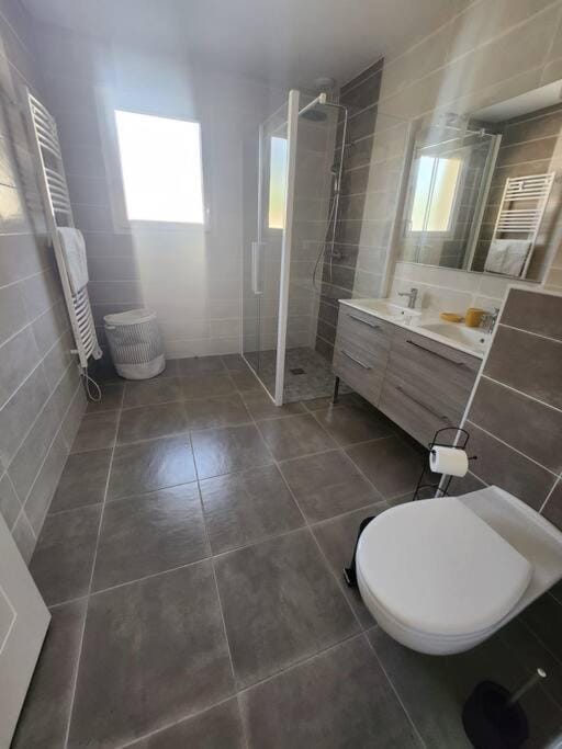 Shower, Toilet