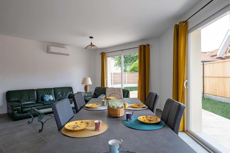 Living room, Seating area, Dining area, air conditioner