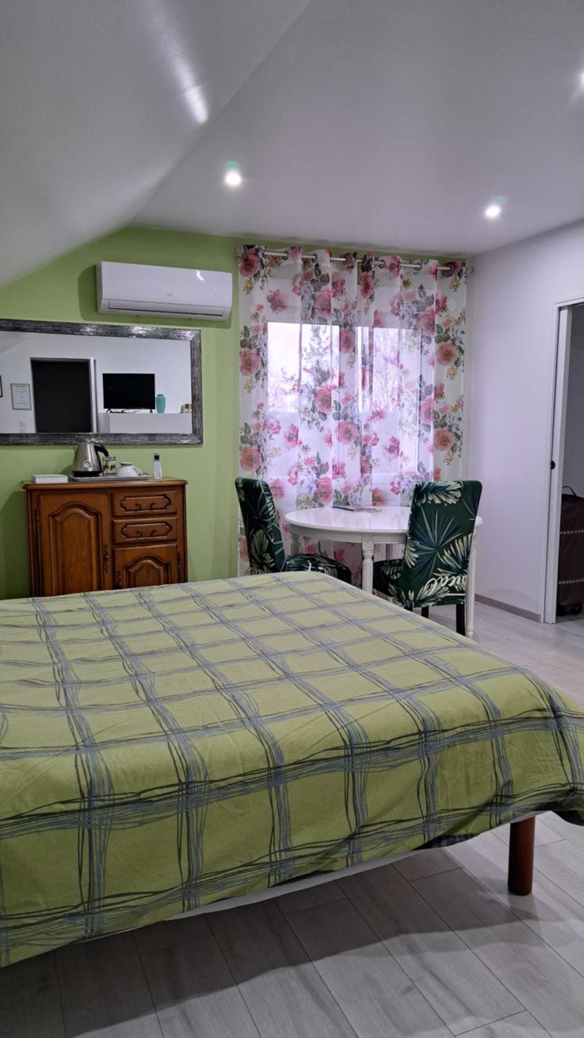 Photo of the whole room, Bedroom