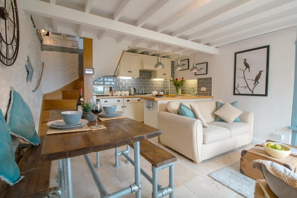 Coffee/tea facilities, Kitchen or kitchenette, Living room, Seating area, Dining area, minibar, pet friendly, stove, toaster