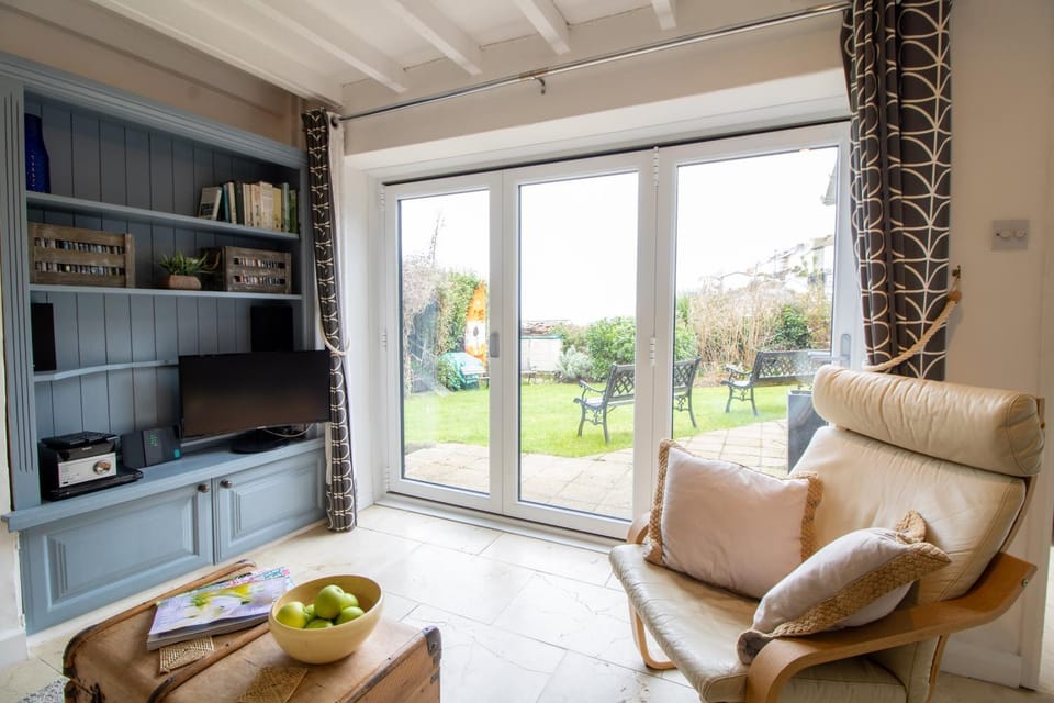 Garden, TV and multimedia, Living room, Seating area, Garden view