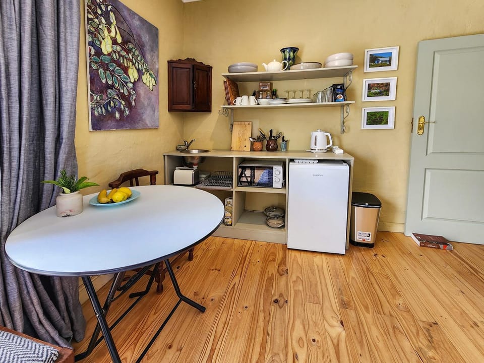 Coffee/tea facilities, Kitchen or kitchenette, Dining area, microwave, toaster
