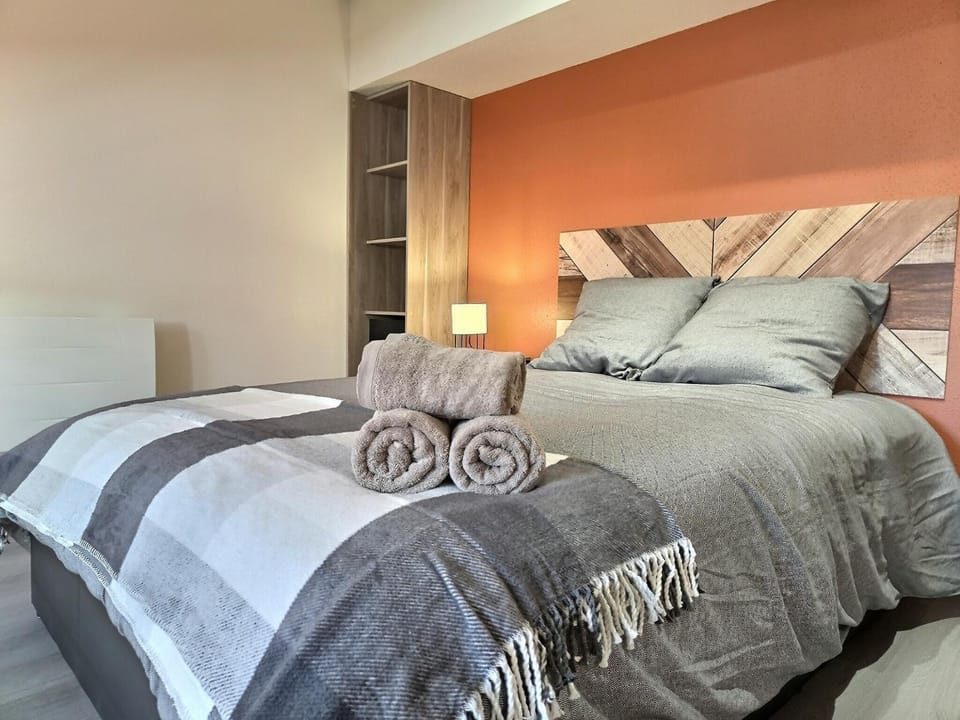 Bed, Photo of the whole room, Bedroom, towels