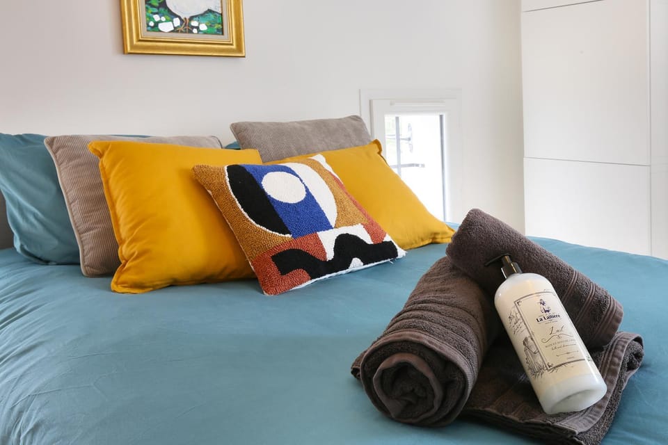 Bed, towels