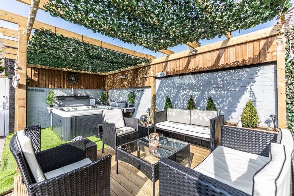 Stunning house close to the stadium + Hot tub! Villa in Liverpool