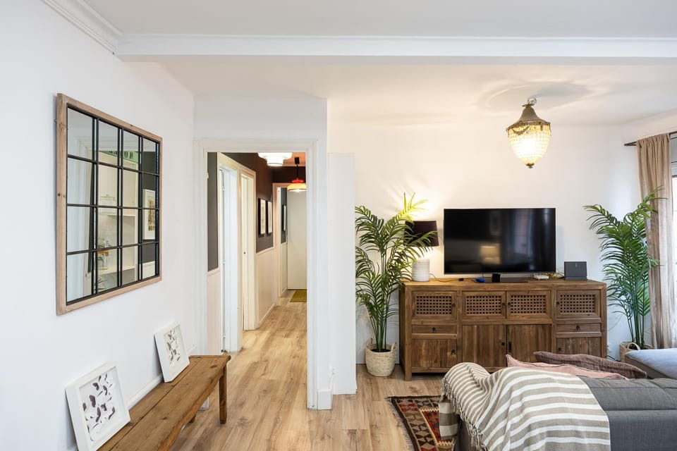Vintage 3 Bdr Apartment Apartment in L'Hospitalet de Llobregat