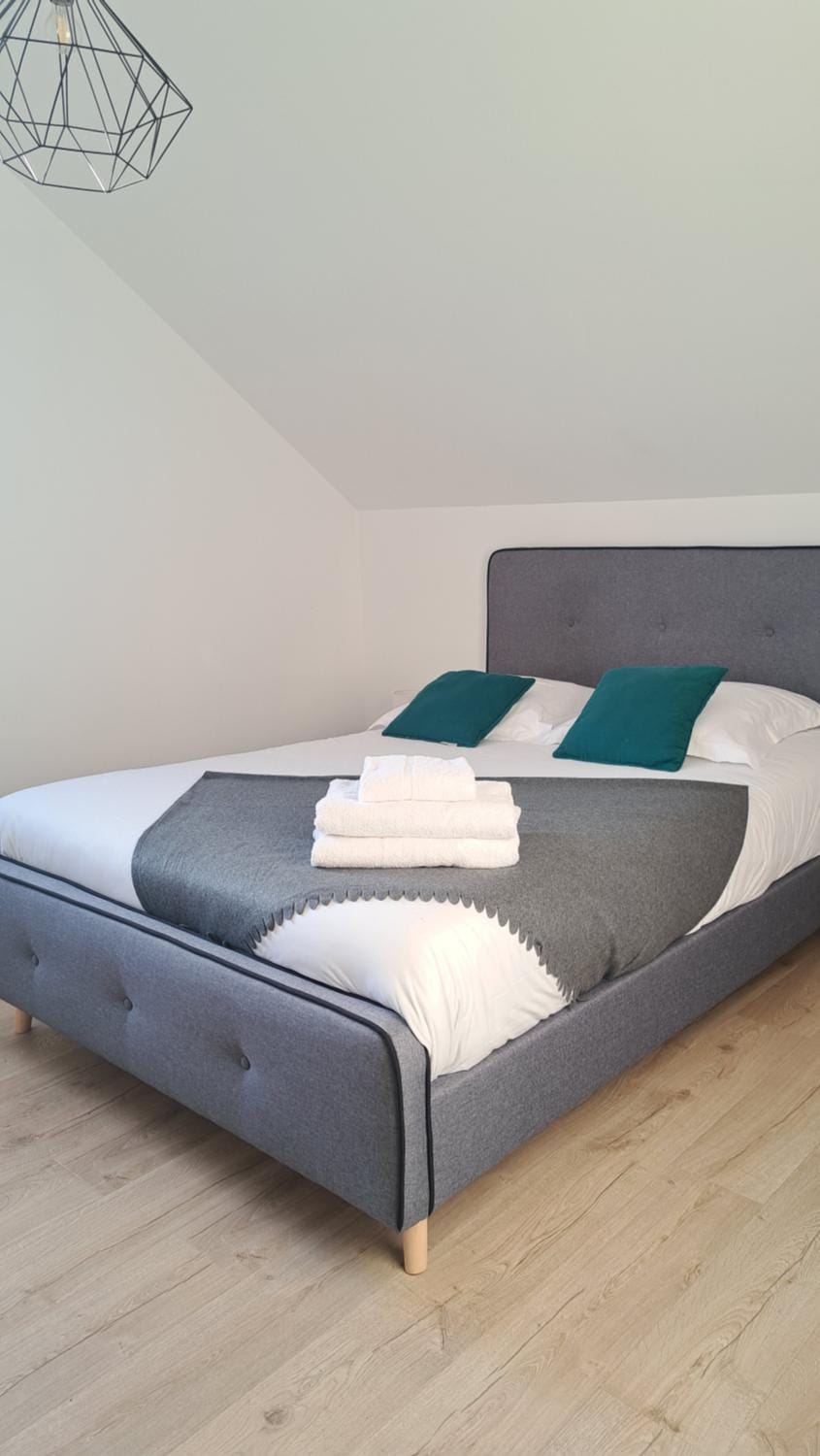 Bed, Photo of the whole room, Bedroom
