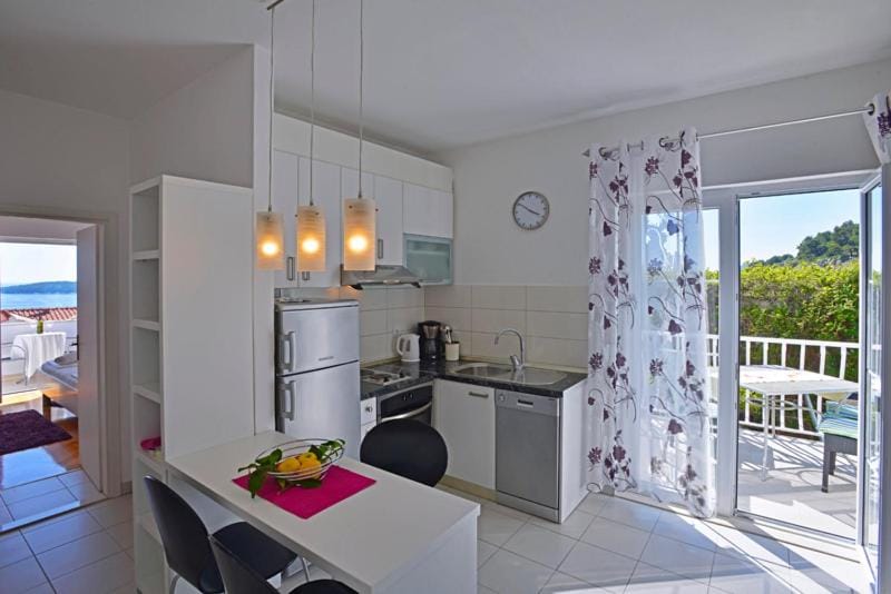 Kitchen or kitchenette, Dining area, pet friendly, stove