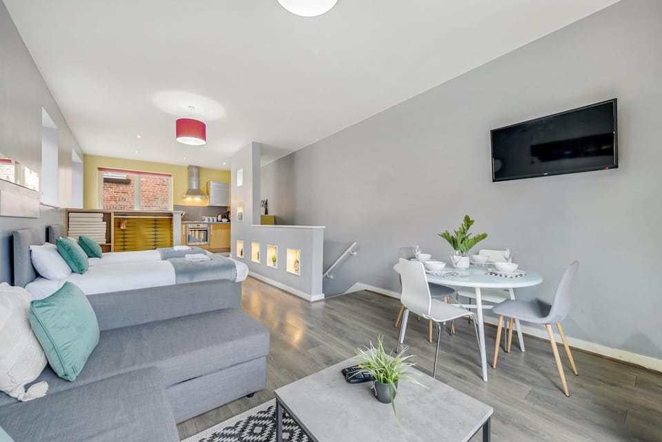 Bed, TV and multimedia, Kitchen or kitchenette, Living room, Seating area, Dining area, Bedroom