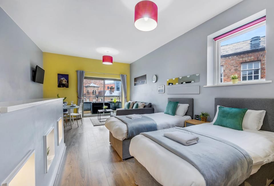 Bed, TV and multimedia, Living room, Seating area, Bedroom, towels