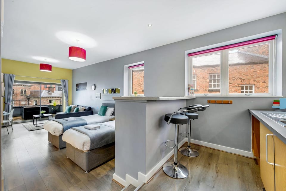 Bed, TV and multimedia, Kitchen or kitchenette, Living room, Seating area, Bedroom