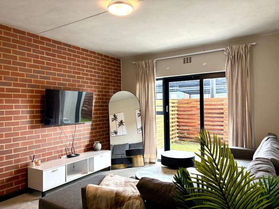 Perfect Haven-1min Dainfern Square Apartment in Sandton