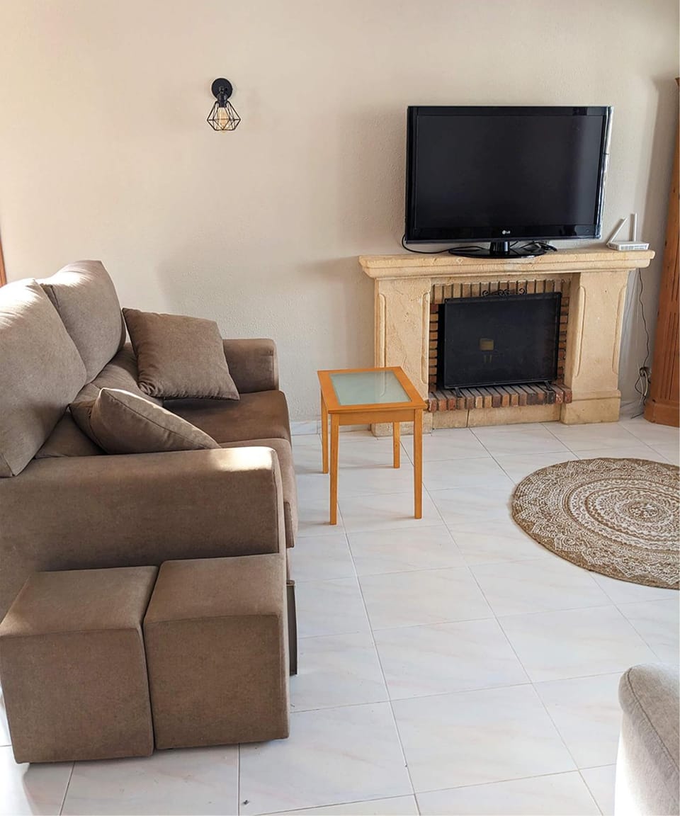 Communal lounge/ TV room, TV and multimedia, Living room, Seating area, Evening entertainment