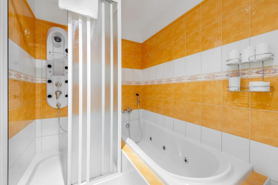 Shower, Hot Tub, Bathroom, Bath