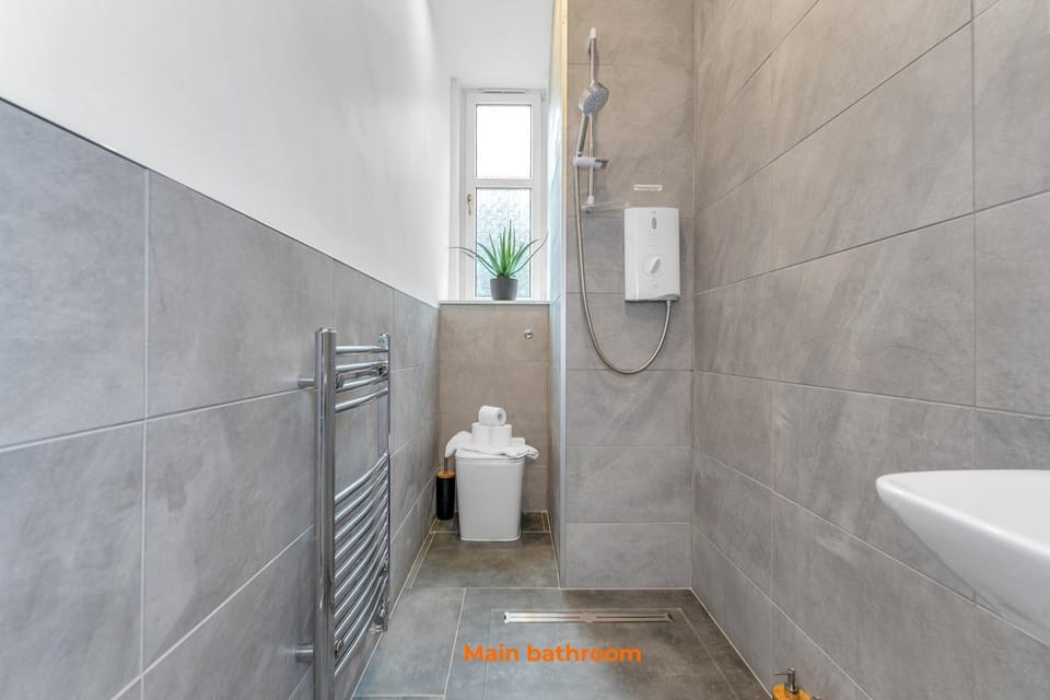 Shower, Toilet