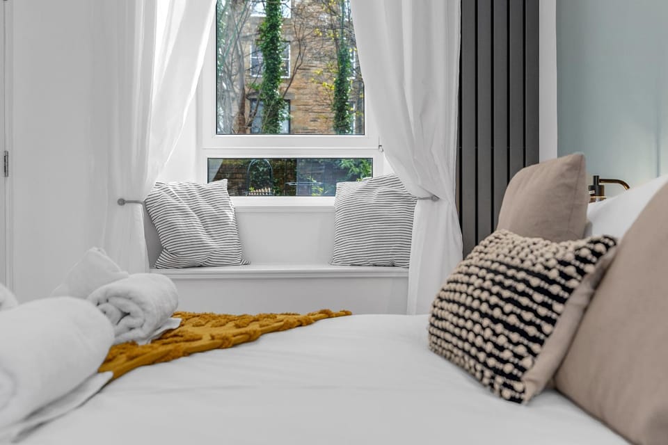 Bed, Seating area, Bedroom