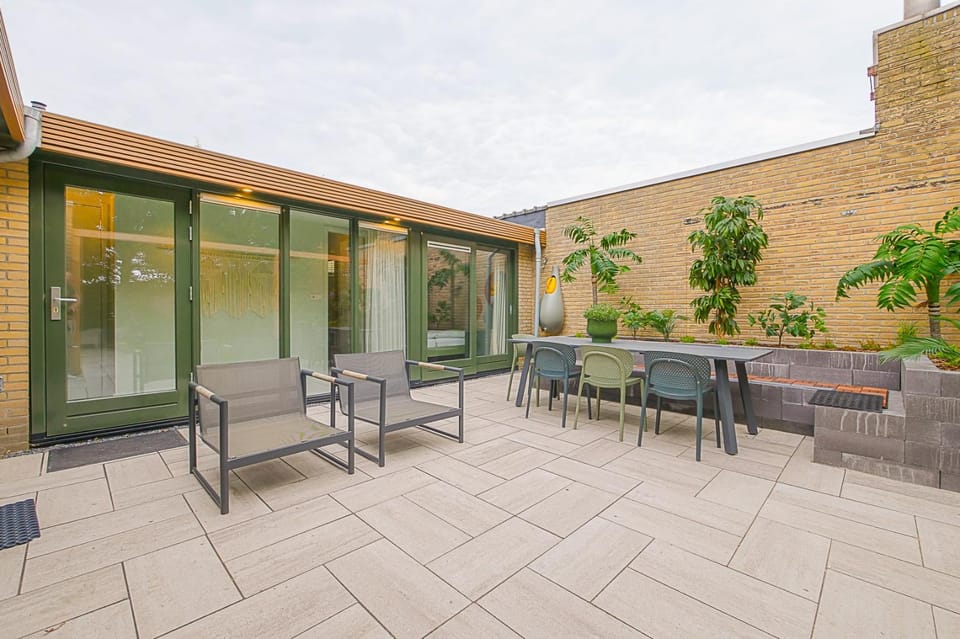 Property building, Day, Garden, Balcony/Terrace