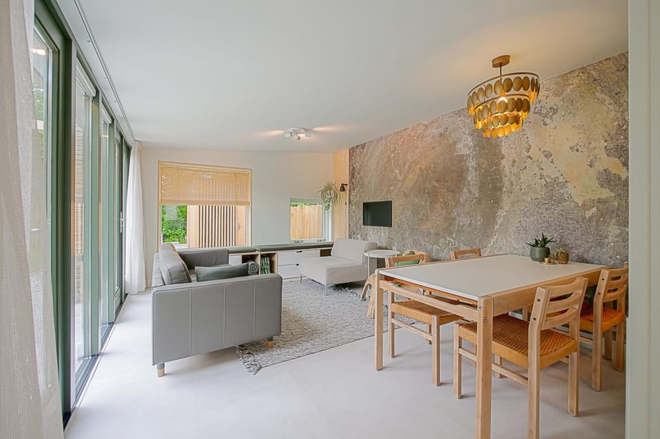 TV and multimedia, Living room, Photo of the whole room, Seating area, Dining area