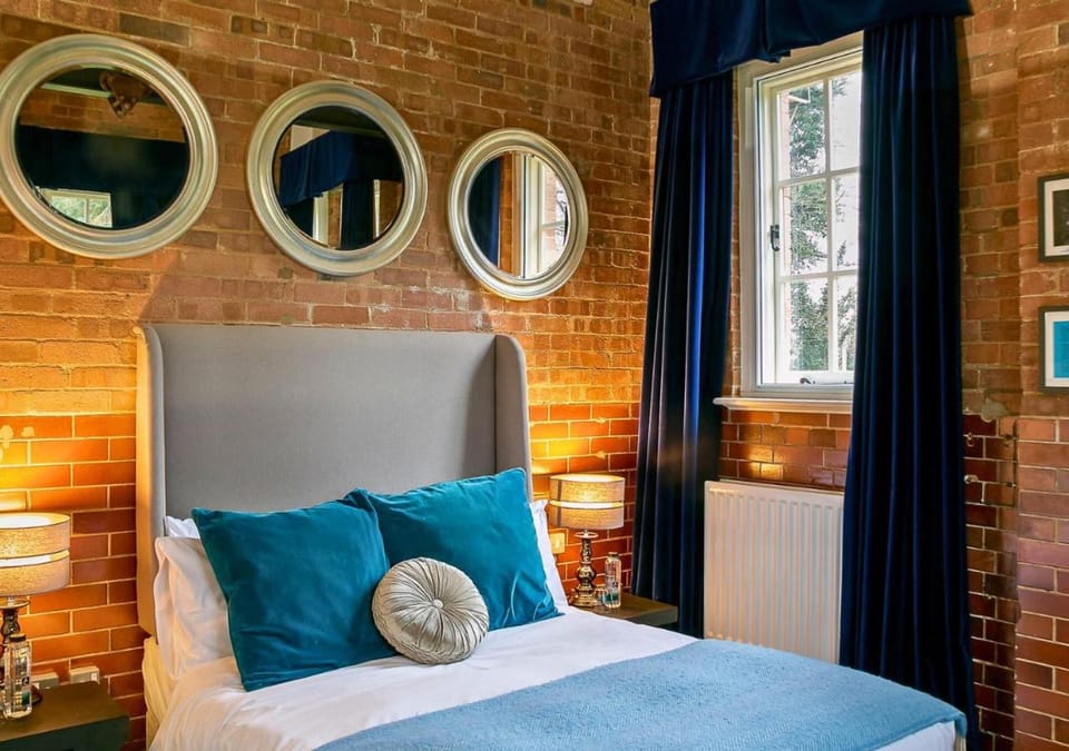 Duclos (Private Ensuite room) at Bicester Heritage Apartment in Cherwell District
