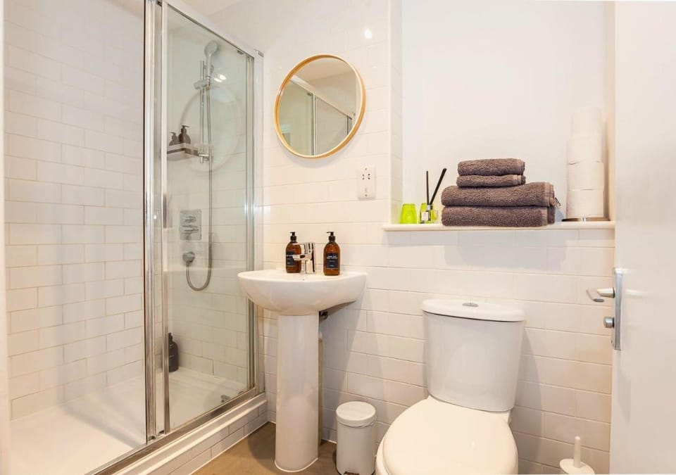 Duclos (Private Ensuite room) at Bicester Heritage Apartment in Cherwell District
