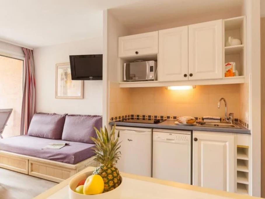 TV and multimedia, Kitchen or kitchenette, Living room, Seating area, dishwasher, minibar, stove
