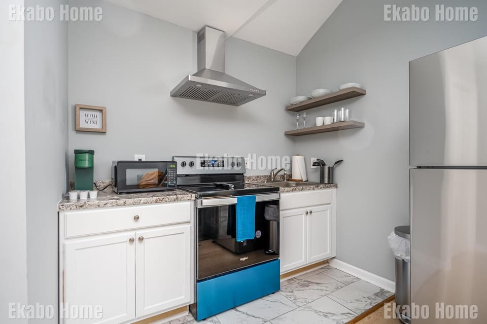 Unwind in a Modern Suite near Marietta Square House in Marietta