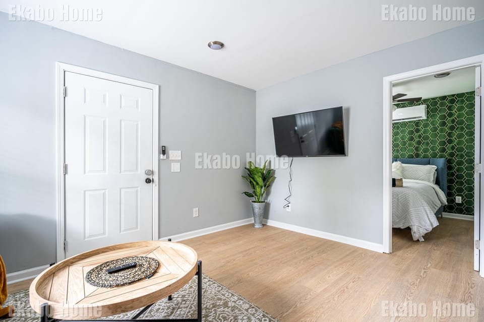 Unwind in a Modern Suite near Marietta Square House in Marietta