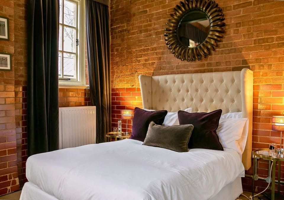 Betts (Private Ensuite room) at Bicester Heritage Apartment in Cherwell District