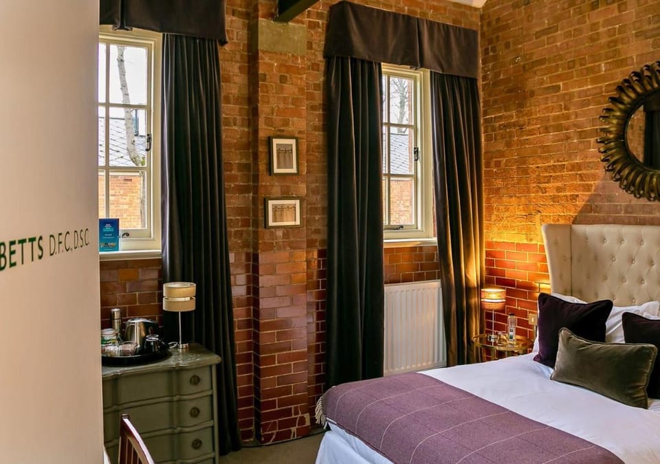 Betts (Private Ensuite room) at Bicester Heritage Apartment in Cherwell District