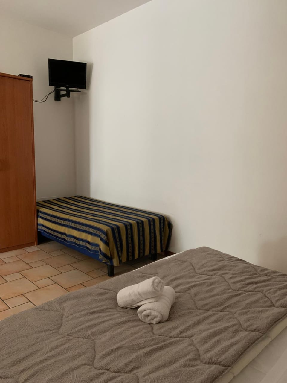 Bed, TV and multimedia, Photo of the whole room, Bedroom, towels, wardrobe