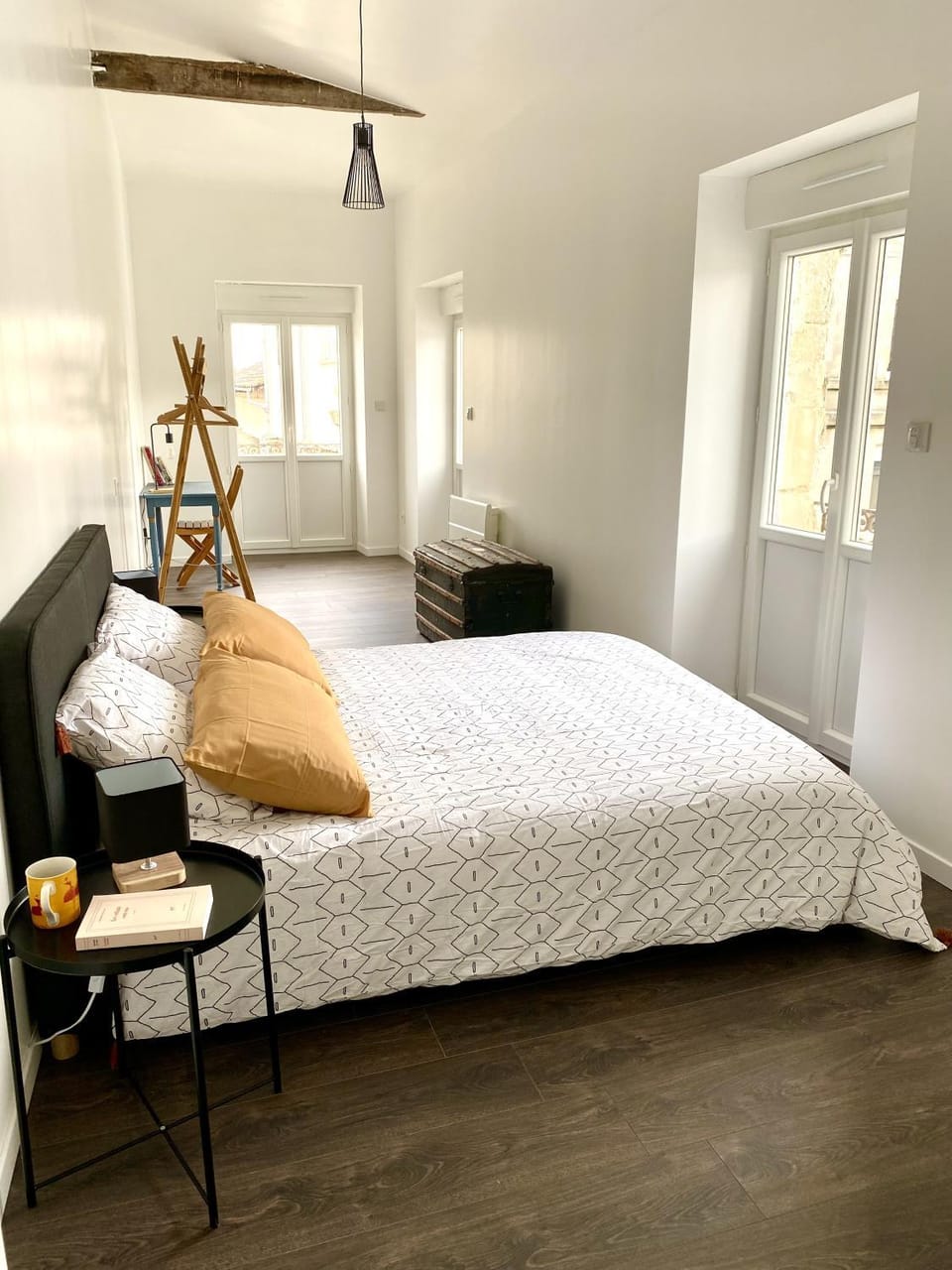 Bed, Photo of the whole room, Seating area, Bedroom