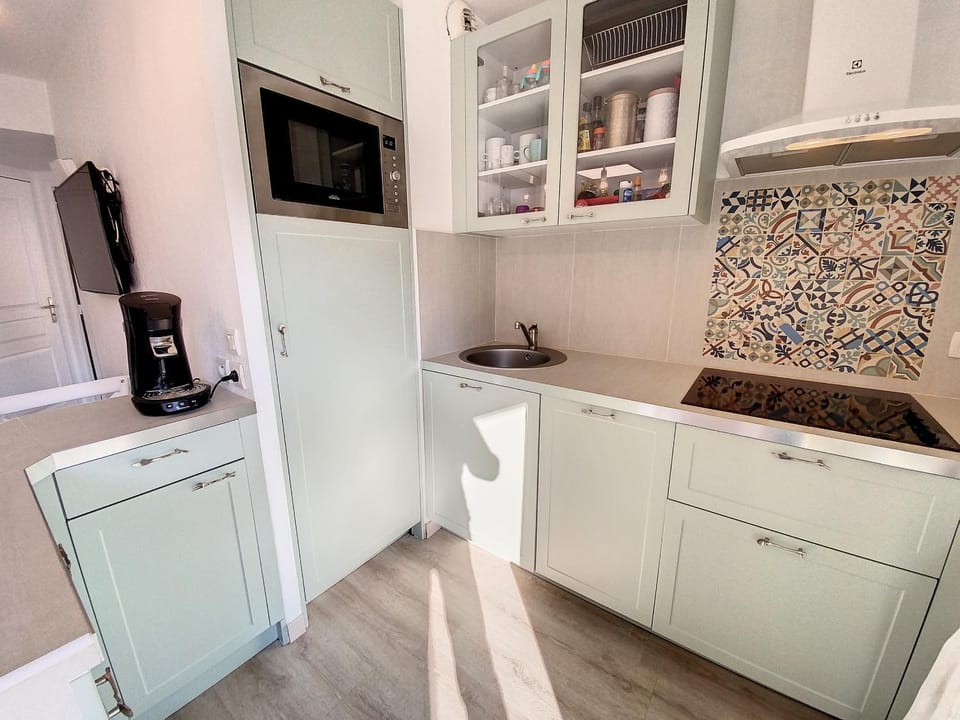 Kitchen or kitchenette