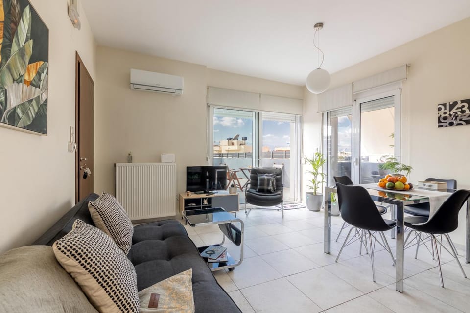 Communal lounge/ TV room, TV and multimedia, Kitchen or kitchenette, Living room, Seating area, Dining area, air conditioner