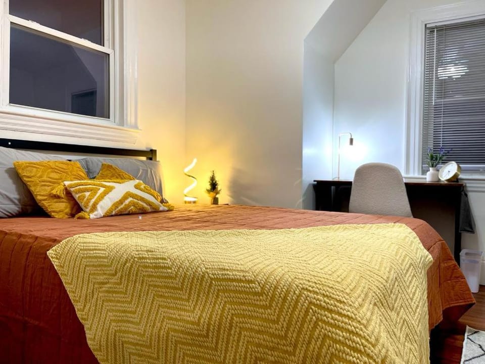 -No22- Comfy Room in a House - 5 min to Green Line T Station & Newton Wellesley Hospital at Newton Boston Vacation rental in Auburndale