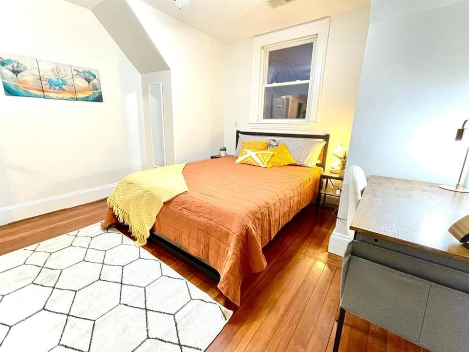-No22- Comfy Room in a House - 5 min to Green Line T Station & Newton Wellesley Hospital at Newton Boston Vacation rental in Auburndale