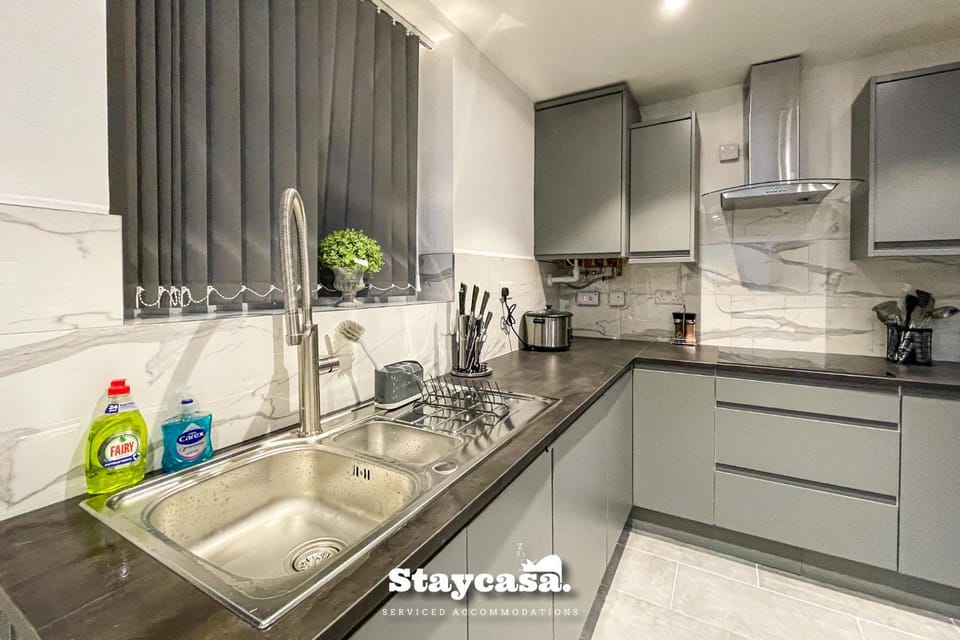 Princess Hideout 5min to City with Street Parking House in Manchester