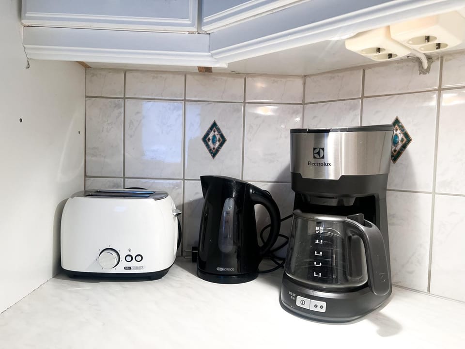 Coffee/tea facilities, toaster