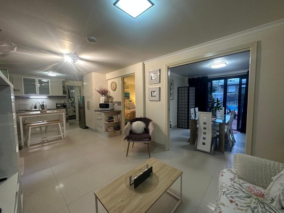 Seating area, Dining area