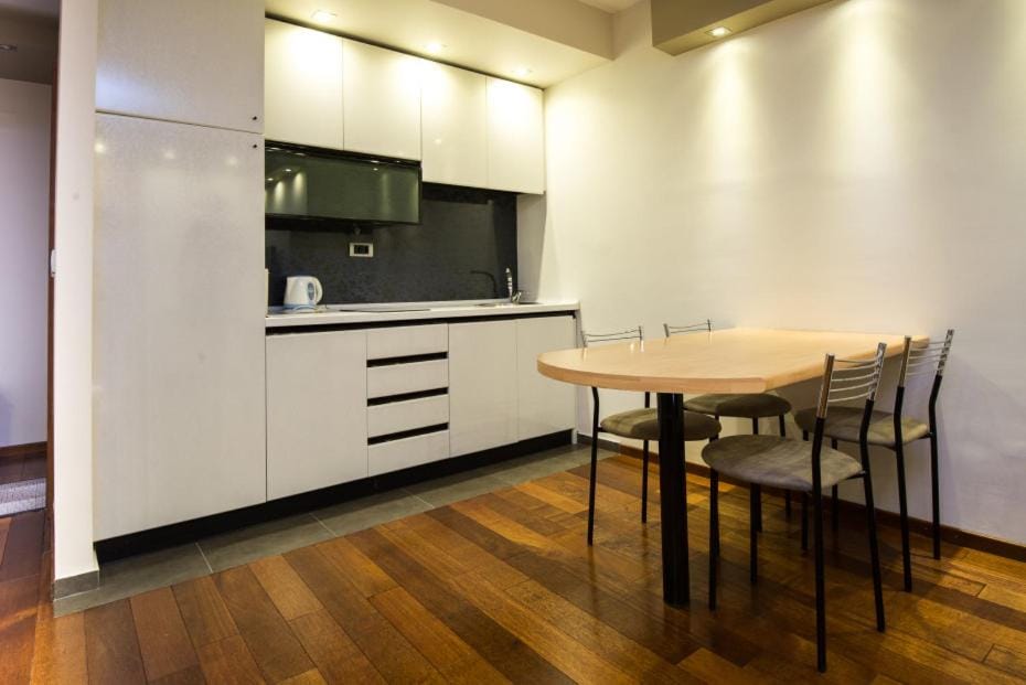 Kitchen or kitchenette, Dining area, stove