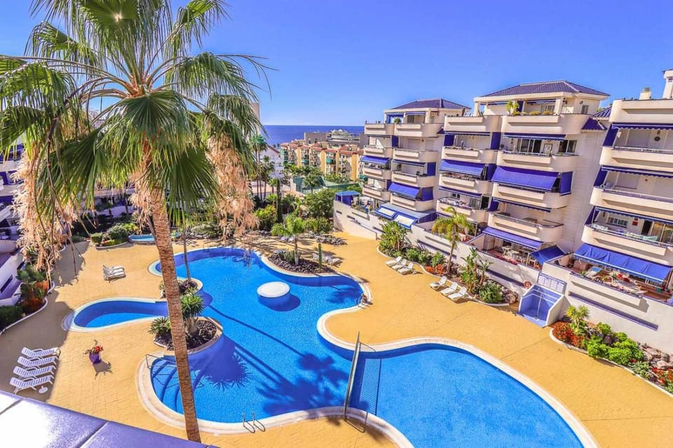 Property building, Pool view, Swimming pool, Swimming pool, sunbed