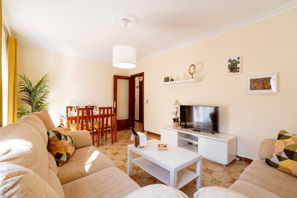 TV and multimedia, Living room, Seating area, Dining area, Evening entertainment