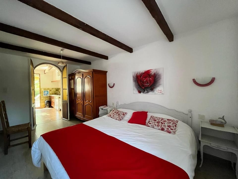 Au jardin de la ferme - gîte roses rouges House in Six-Fours-les-Plages